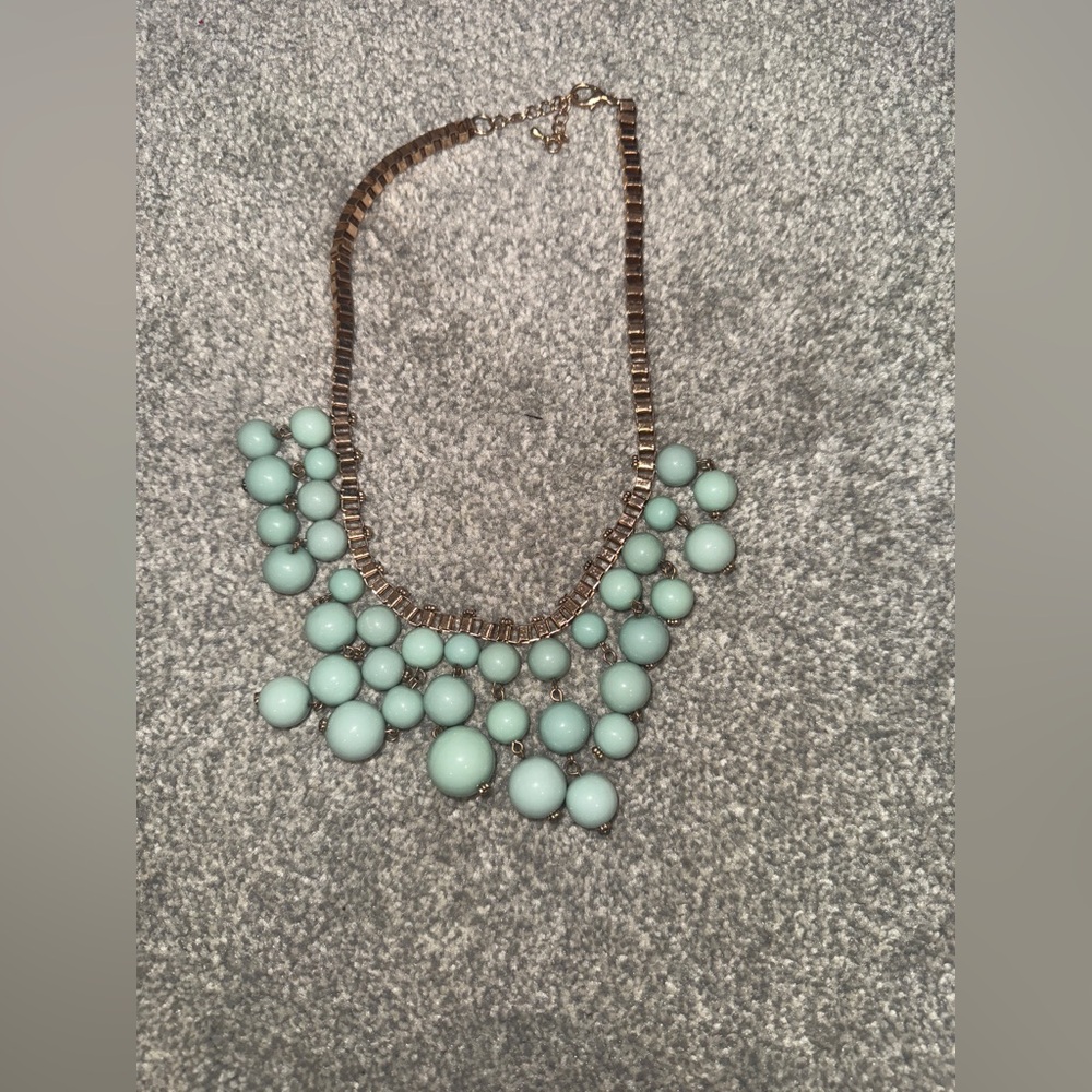 Jade / green color necklace 

Length 8 1/2